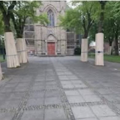 Kirche St. Donatus mit Baustelle und geschützten Bäumen
